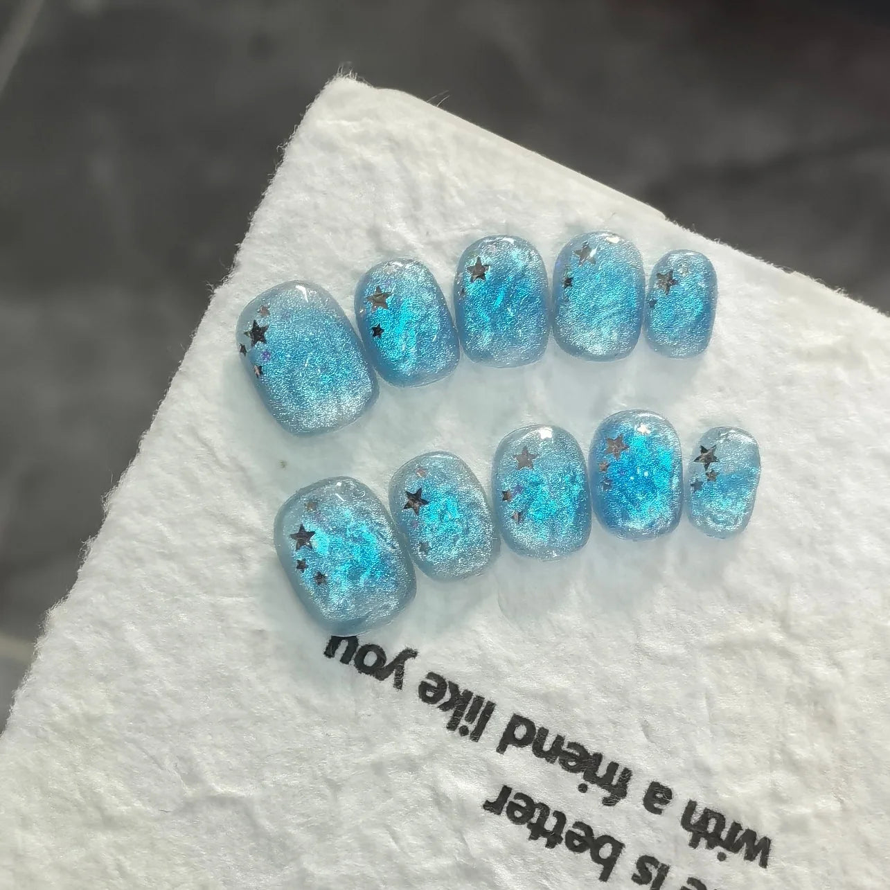 10pcs/set Handmade Press-On Nails - Blue Glossy Fish & Bubbles Design Short Oval Fake Nails with Cat Eye Effect False Nails