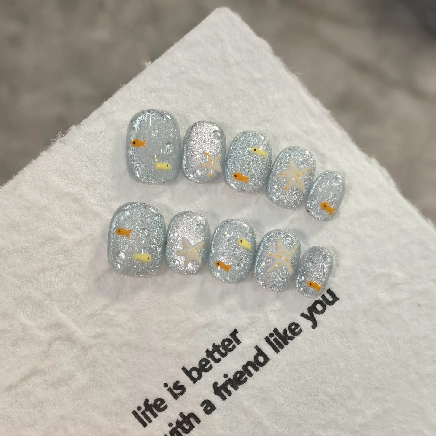 10pcs/set Handmade Press-On Nails - Blue Glossy Fish & Bubbles Design Short Oval Fake Nails with Cat Eye Effect False Nails