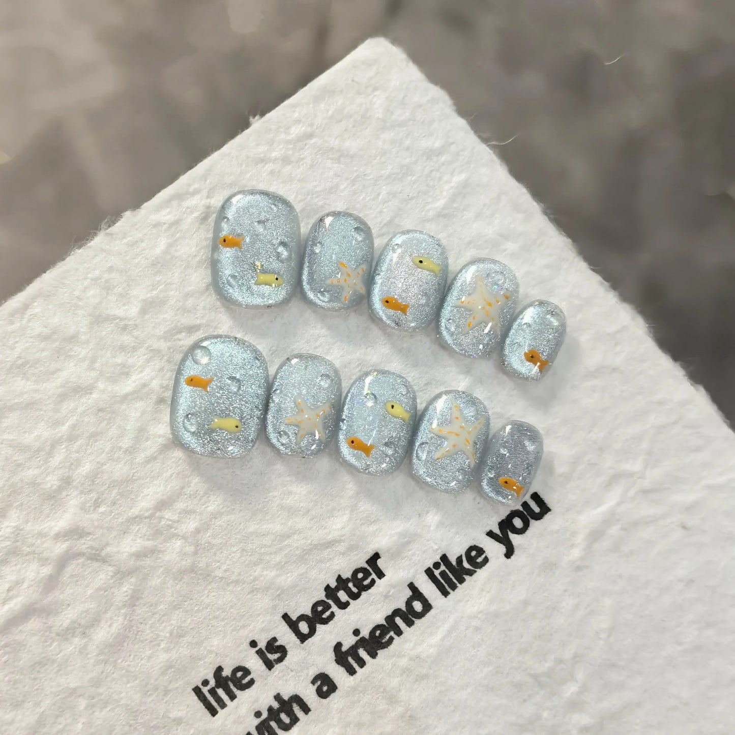 10pcs/set Handmade Press-On Nails - Blue Glossy Fish & Bubbles Design Short Oval Fake Nails with Cat Eye Effect False Nails