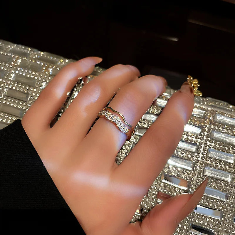 New Trendy Two-color Black Heart Rings